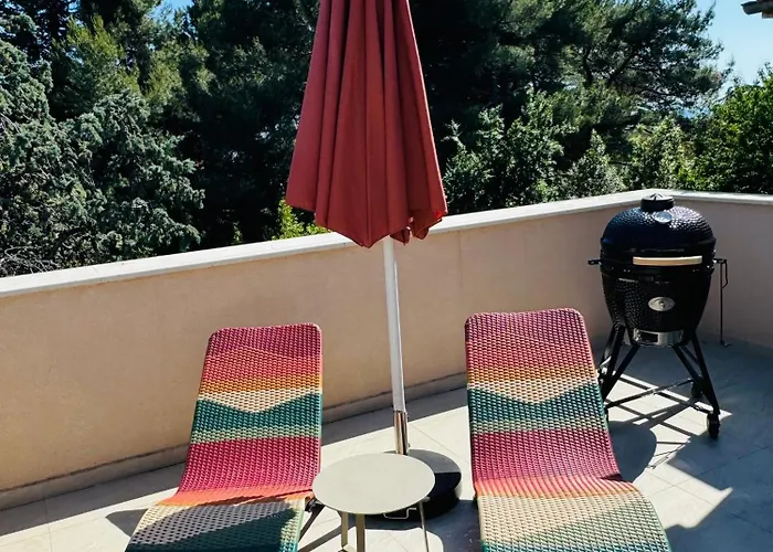 Just Renovated Stylish 2 Bedrooms Apartment Only A Few Steps From The Beach!