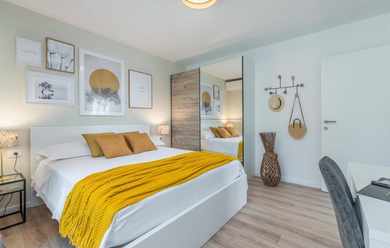Apartment Just Renovated Stylish 2 Bedrooms Only A Few Steps From The Beach! *