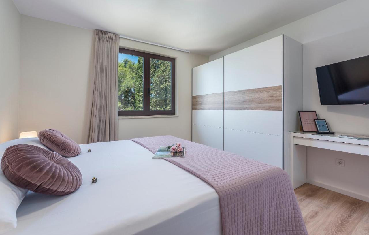 Apartment Just Renovated Stylish 2 Bedrooms Only A Few Steps From The Beach!