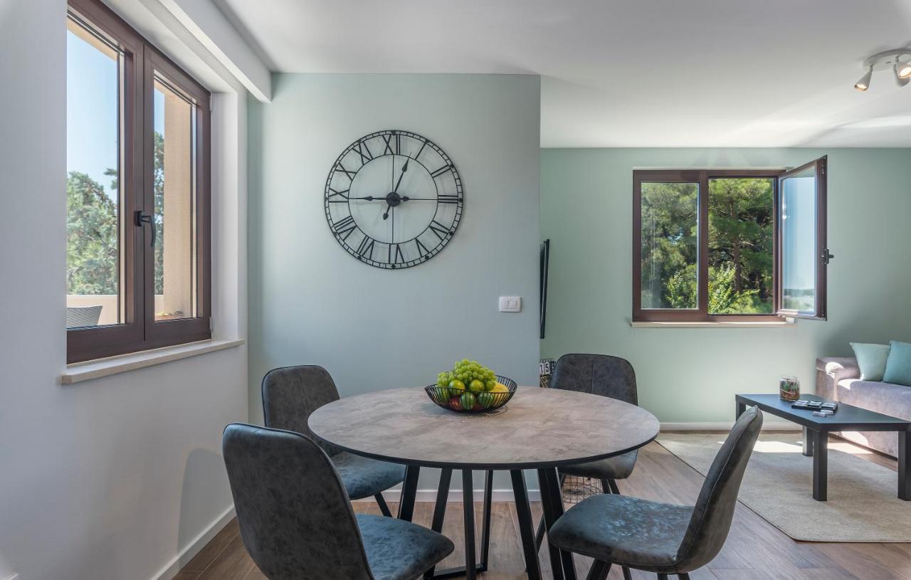 Just Renovated Stylish 2 Bedrooms Only A Few Steps From The Beach! *