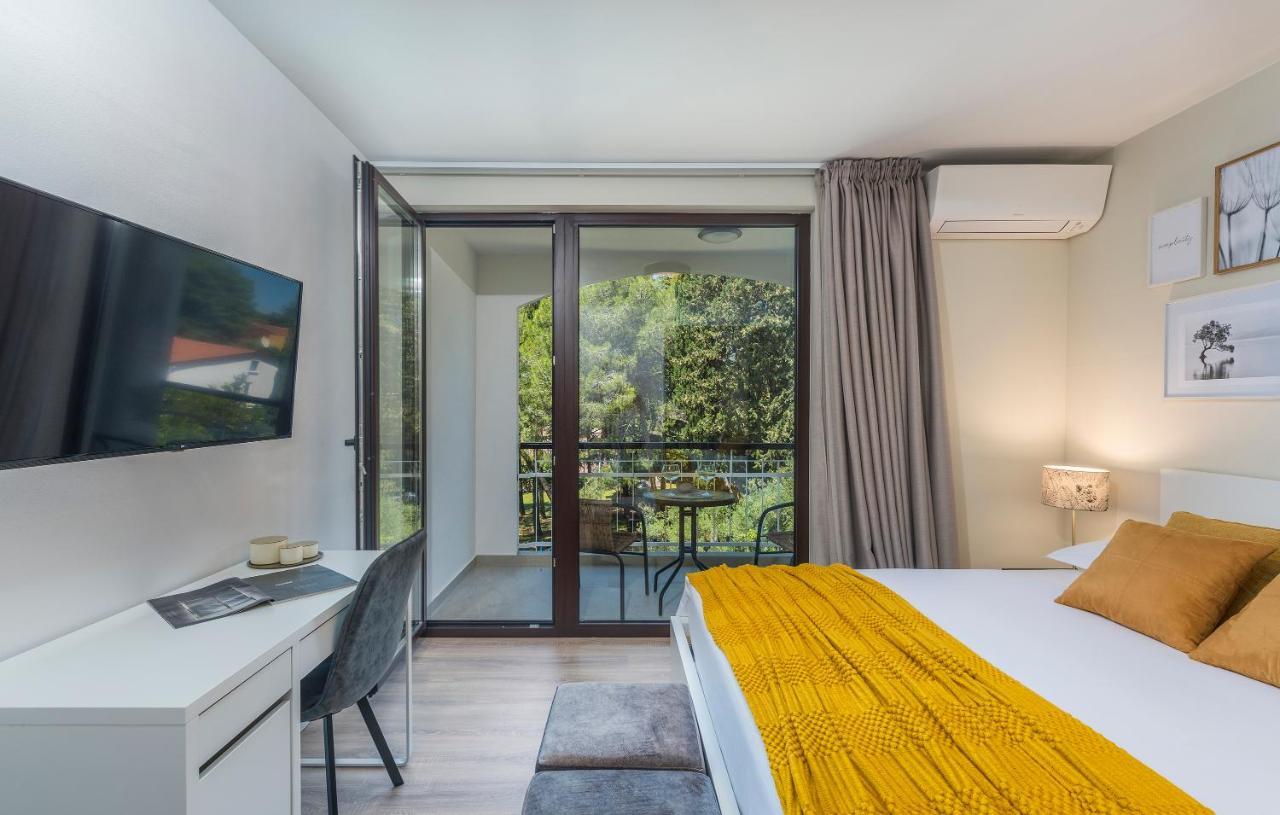 Apartment Just Renovated Stylish 2 Bedrooms Only A Few Steps From The Beach! *