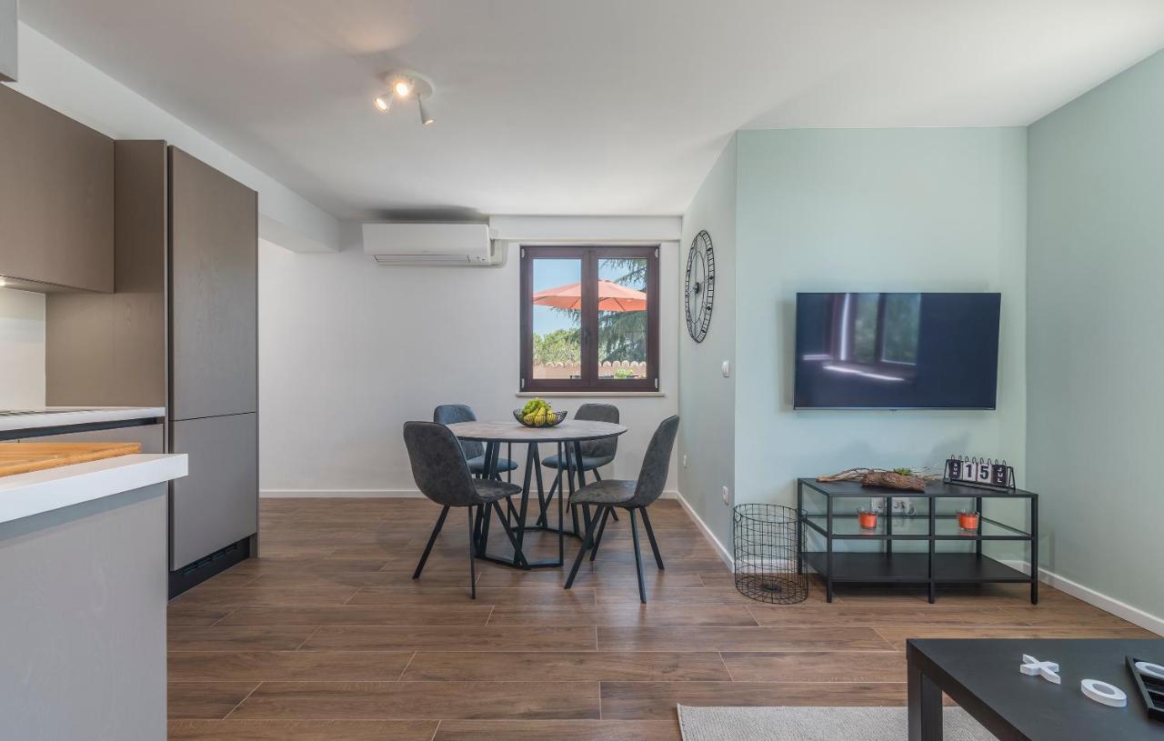 Apartment Just Renovated Stylish 2 Bedrooms Only A Few Steps From The Beach! *