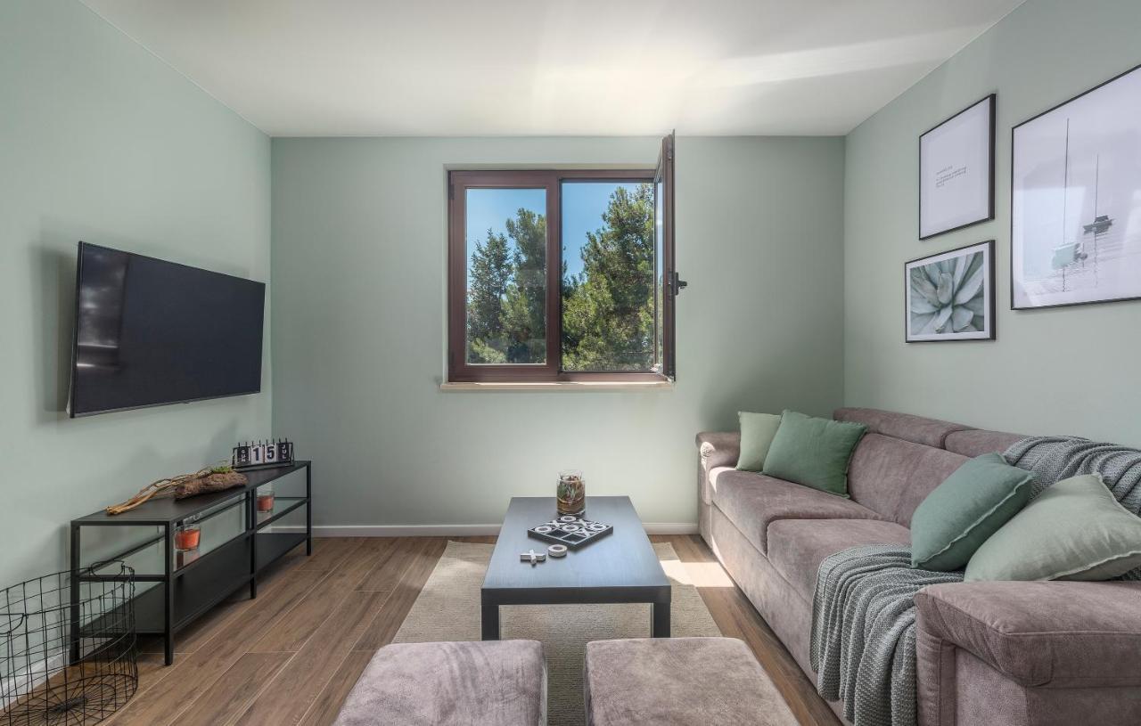 Just Renovated Stylish 2 Bedrooms Only A Few Steps From The Beach! *