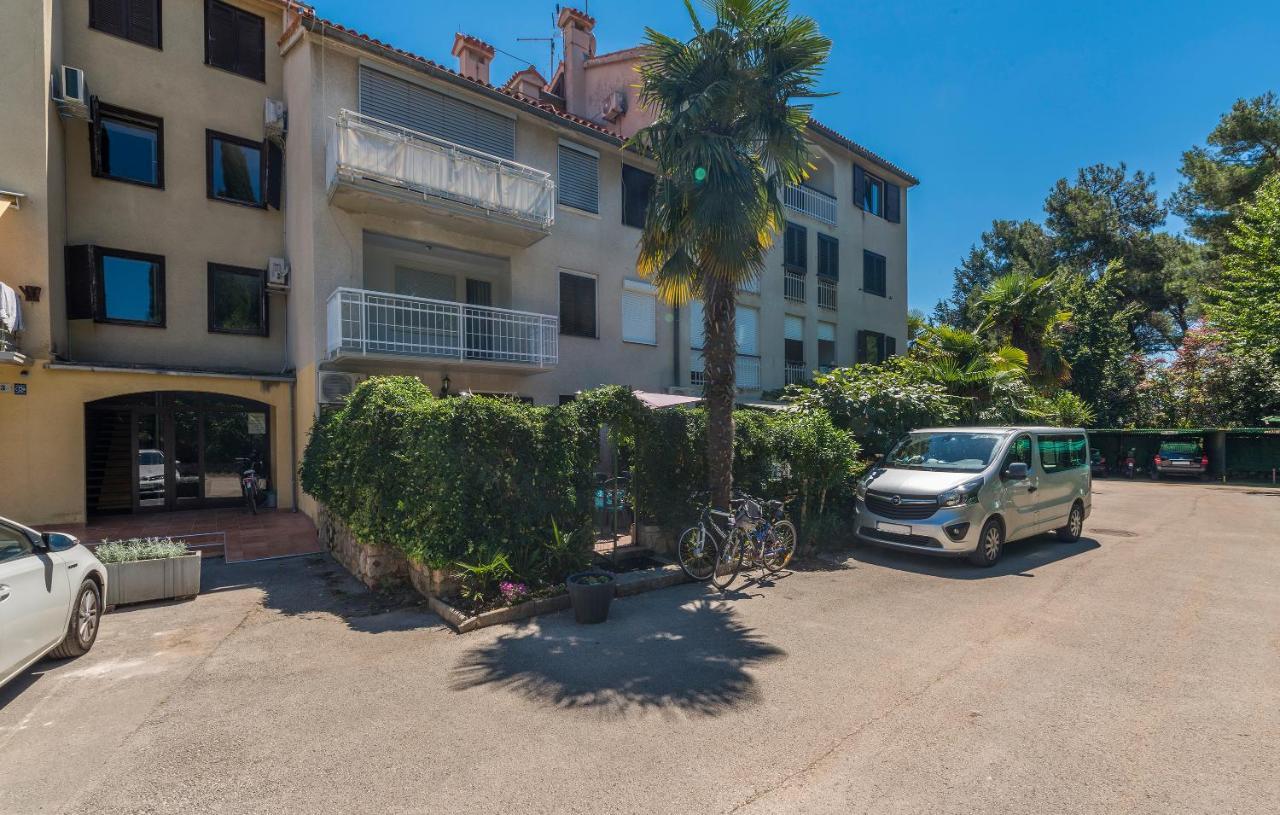 Apartment Just Renovated Stylish 2 Bedrooms Only A Few Steps From The Beach! *