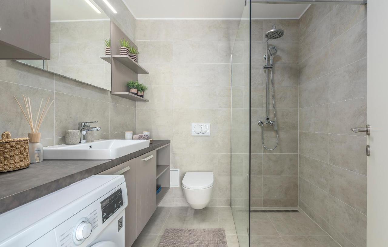 Just Renovated Stylish 2 Bedrooms Only A Few Steps From The Beach! Apartment