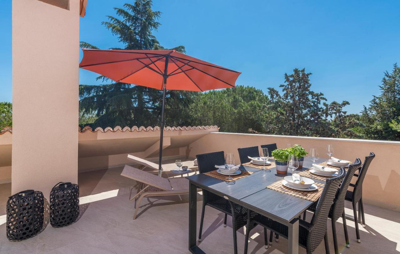 Just Renovated Stylish 2 Bedrooms Only A Few Steps From The Beach!