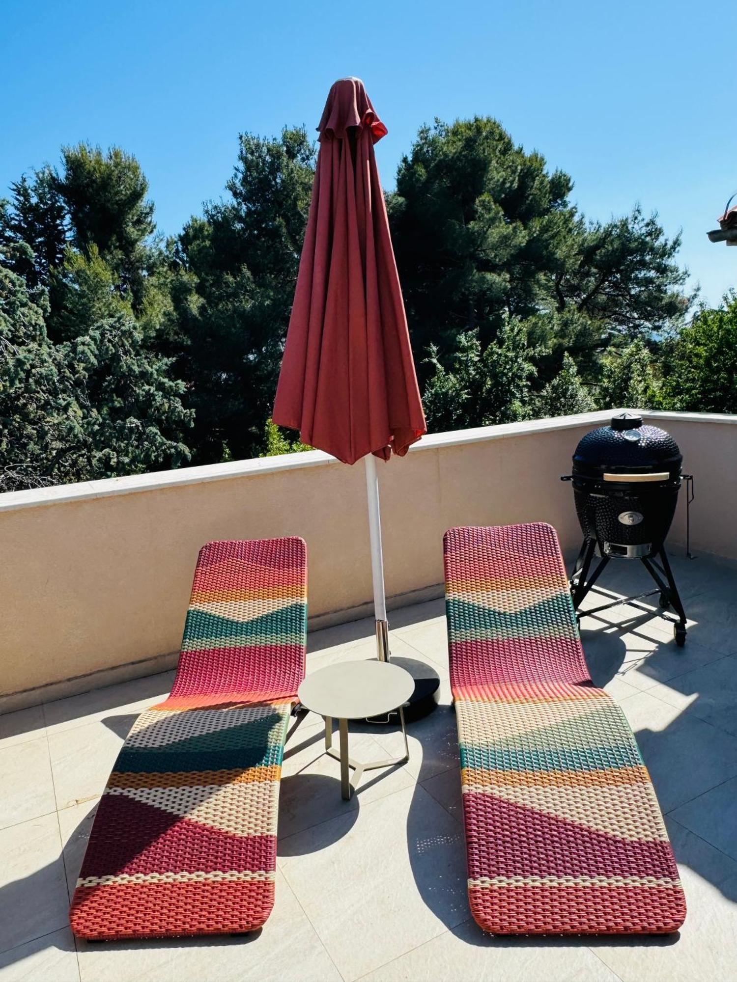 Just Renovated Stylish 2 Bedrooms Only A Few Steps From The Beach! Apartment *