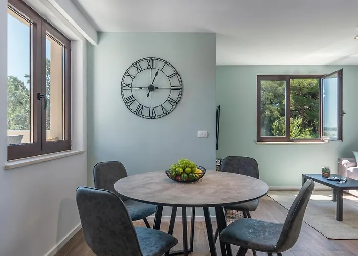 Just Renovated Stylish 2 Bedrooms Apartment Only A Few Steps From The Beach!