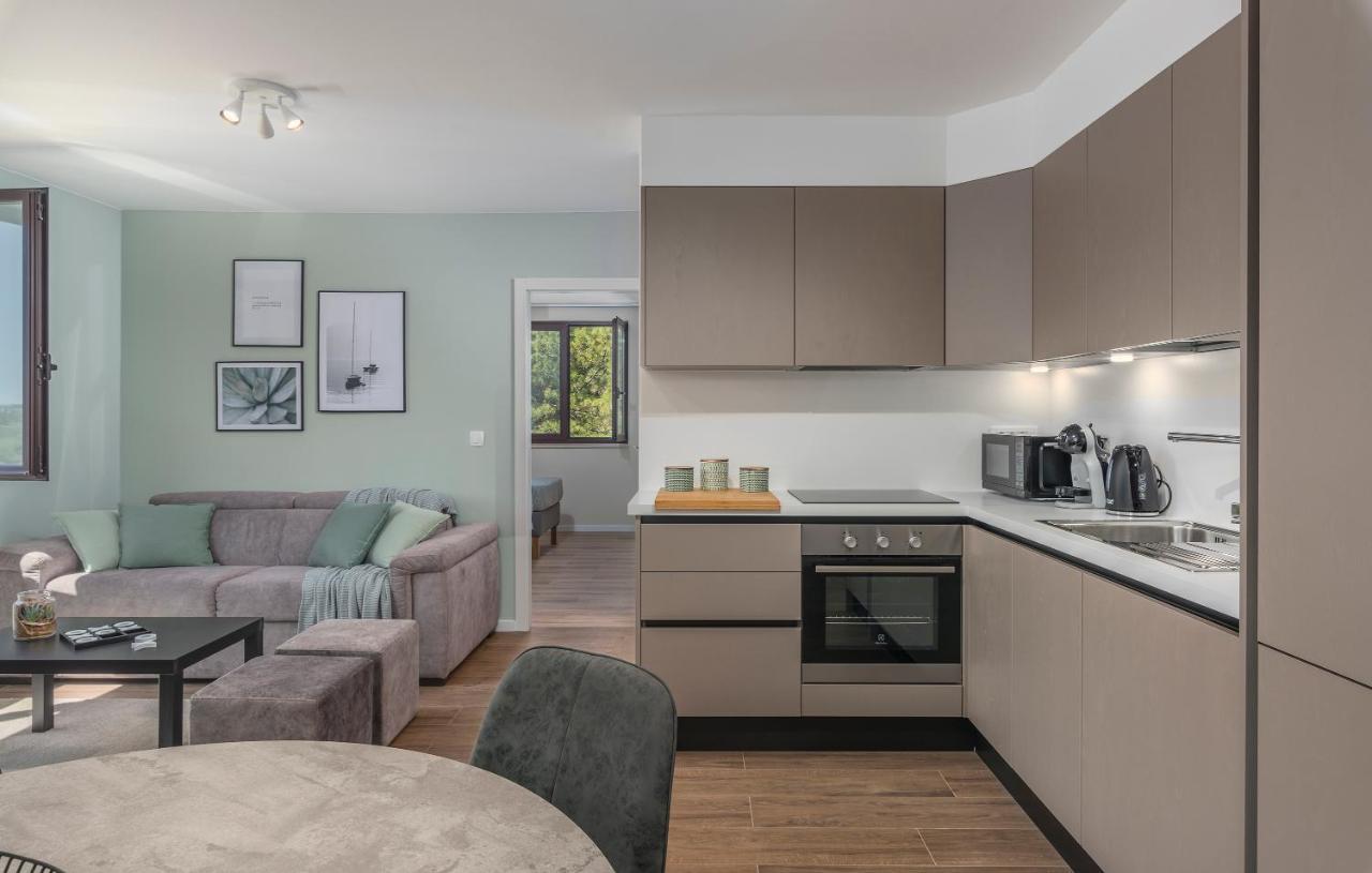 Just Renovated Stylish 2 Bedrooms Only A Few Steps From The Beach! *