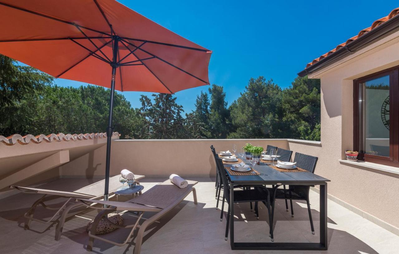 Just Renovated Stylish 2 Bedrooms Only A Few Steps From The Beach!